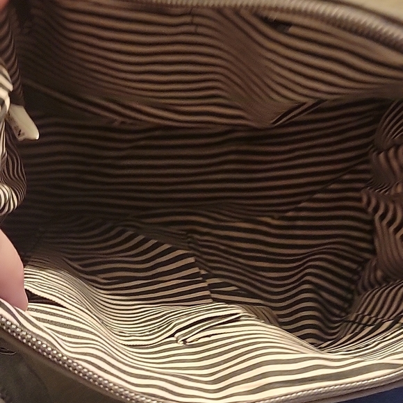 Gray Crossbody Bag with Adjustable Strap and Textured Material - Picture 5 of 6